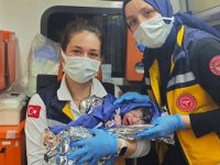 Denizli'de hastane yolundaki hamile kadın ambulansta doğum yaptı