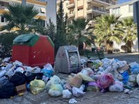 İzmir Karşıyaka'da toplanmayan çöpler tepkiye neden oluyor