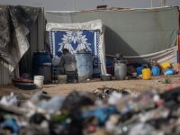 İsrail’in Gazze'nin kuzeyinden güneye göçe zorladığı Filistinliler, çöp yığınları arasında yaşam mücadelesi veriyor