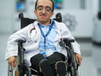 Cam kemik hastalığıyla büyüyen Hamza "doktorluk" hayalini gerçeğe dönüştürdü