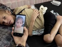 Gazze’de yetersiz beslenme sonucu 12 kiloya düşen 7 yaşındaki May yürüme yetisini kaybetti