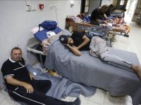 Gazze hükümeti: İsrail ordusu Aksa Şehitleri Hastanesi'ne saldırısında 70'ten fazla gazetecinin hayatını tehlikeye attı