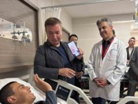 Erzincan Valisi Aydoğdu sosyal medyadan destek istenen hasta üniversiteliye ziyaret