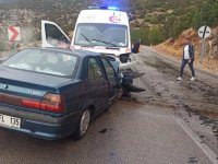 Burdur'da ambulans ile otomobilin çarpıştığı kazada 4 kişi yaralandı