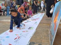 Karabük ve Bolu'da çocuklar metrelerce uzunluğundaki resim kağıdına Filistin'deki dramı çizdi