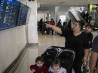 ABD'de hükümetin kapanmasıyla artan personel yetersizliği nedeniyle 9 binden fazla uçuş ertelendi