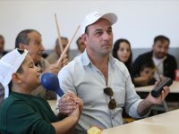 Özel bireylerin "güçlü babaları" çocuklarıyla yemek yapıp müzik kursu alıyor