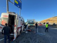 Ağrı'da ambulans ile kamyonetin çarpışması sonucu 7 kişi yaralandı