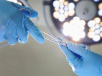 Yemek borusuna takılan 4 santimetrelik kemik endoskopiyle çıkarıldı