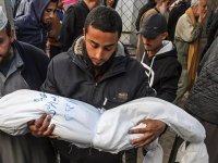 Gazzeliler, İsrail'in tanınmaz halde teslim ettiği yakınlarının cansız bedenlerini "ekrandan" teşhis etmeye çalışıyor