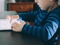 Çocuklarda yoğun mobil cihaz kullanımı "metin boyun sendromu" riskini artırıyor