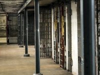 İsrail hapishanesindeki Filistinli esir tedavi talep ettiği için plastik mermiyle vuruldu