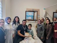 Kozan Devlet Hastanesi'nde tedavi gören çocuğa doğum günü sürprizi