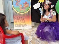 Tiyatro sahnesini hastalık nedeniyle okuldan uzak kalan çocukların evine taşıyorlar