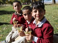 Tatlı ustası, kırsal mahallelerde çocuklara tatlı ikram etti