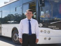 Isparta'da otobüs şoförünün yolda bulduğu yaralı köpeği veterinere ulaştırması kamerada