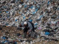 Gazzeliler, zehirli gazların yayıldığı çöplüklerin yakınında yaşamak zorunda kalıyor