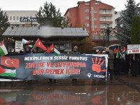 Erzurum'da sağlık çalışanları yağmurlu havaya rağmen Gazze için yürüdü