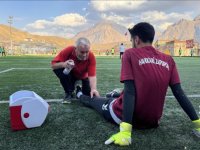 Futbolcuların "Mehmet dayı"sı 55 yıldır maçlarda sporcuların sağlığı için ter döküyor