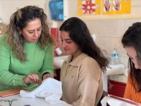 Ebelik öğrencileri el becerilerini dikiş nakışla geliştiriyor