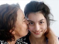 Bodrum'un "süper babaannesi" bel ağrılarına rağmen torununa özveriyle bakıyor