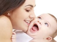 Bebekleri ağzından öpmek ateşli hastalıklara neden oluyor