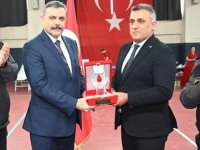 Erzurum'da 45'inci kez kan bağışı yapan Vali Çiftçi'ye plaket verildi