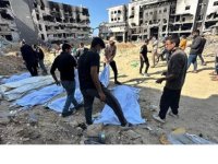 Gazze'de hastane bahçesine defnedilen naaşlar kalıcı mezarlıklara taşındı