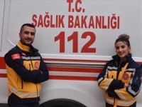 Acil tıp teknisyeni çift ambulansla hastaların imdadına koşuyor