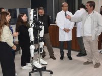 Bursa'da düşünce sistemiyle çalışan robot, yürüme zorluğu çekenlerin tedavisinde kullanılacak