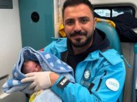 Şanlıurfa'da ambulansta doğum yapan kadın, bebeğine sağlık çalışanının ismini verdi