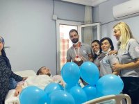 Adana'da yatağa bağımlı gencin film izleme hayali sağlık ekiplerince gerçekleştirildi