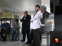 Gönüllü doktor ve gençler sağlık taraması ve ilk yardım eğitimi için köy yollarında