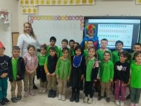 İncesu'da sağlık personeli palyaço kostümüyle çocuklara işitme tarama testi yapıyor