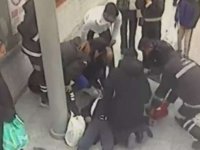 İzmir'de tren istasyonunda kalbi duran yolcuya yapılan müdahale güvenlik kamerasında