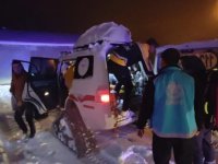 Muş'ta mezrada rahatsızlanan öğretmen, ekiplerin çalışmasıyla hastaneye ulaştırıldı