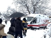 Hakkari'de yolu kapanan yerleşim yerlerindeki hastalar, ekiplerin çabasıyla hastaneye ulaştırıldı