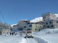 Siirt'te kar nedeniyle yolu kapanan köydeki çocuk hastaneye ulaştırıldı