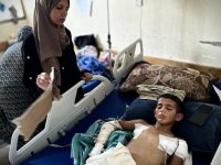 Gazze'de hastalığına teşhis konulamayan 12 yaşındaki Emir, tedavi bekliyor