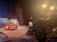 Van'da yolu kapanan mahallede rahatsızlanan çocuk ekiplerin çalışmasıyla hastaneye ulaştırıldı
