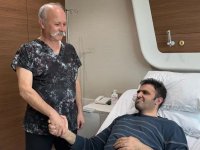 Omurilik tümörü nedeniyle felç olan gazeteci yıllar sonra yeniden yürümeye başladı