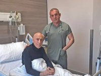 “Sen de Doktor Ol” Sözü Hayatını Değiştirdi: 41 Yıl Sonra Kuzenini Ameliyat Etti