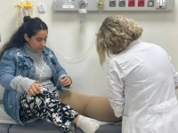 Fil Hastalığı Nedeniyle Sol Bacağı 3 Kat Büyüyen Genç Kadın Tedaviyle Yeniden Yürümeye Başladı