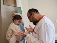 Diyarbakır’da Teşhis Edilemeyen Hastalık: 1,5 Yıldır Reflü Sanılan Minik Hasan’ın Midesinden Binde Bir Görülen "Zar" Çıktı!