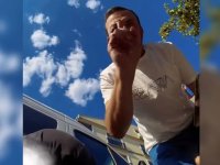 "Sen Necisin Hocam?" – Yerde Yatan Yaralıya Müdahale Eden Beyin Cerrahı ile Vatandaşın Güldüren Diyaloğu Viral Oldu