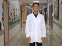Hemofili Hastası Olarak Başladığı Hastaneye Tıp Öğrencisi Olarak Döndü: Doktorunun İzinde