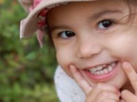 Çocukların gelişiminde, süt dişlerinin ağızda kalması süt kadar önemli
