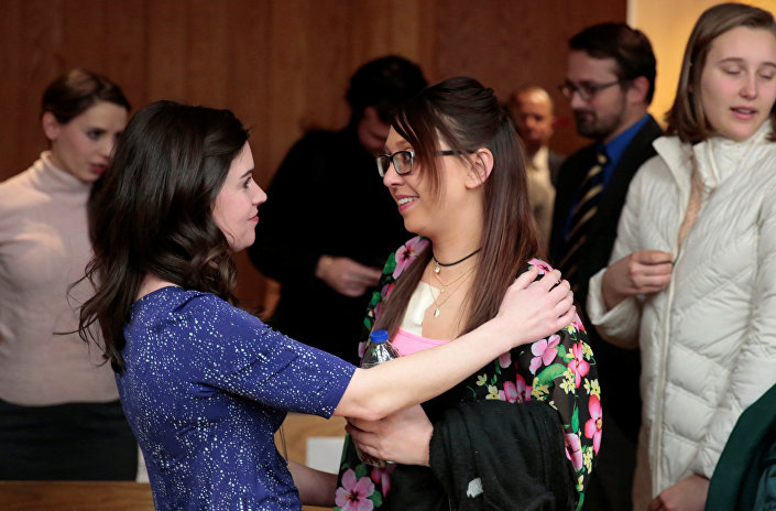 Esk ijimnastikçiler Larissa Boyce ve Ashley Erickson Nassar'a verilen cezayı birbirlerine sarılarak kutladı