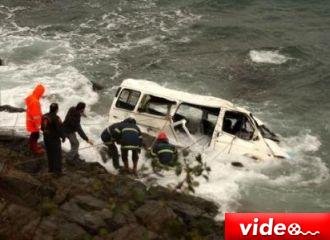 Minibüs denize uçtu: 4 ölü